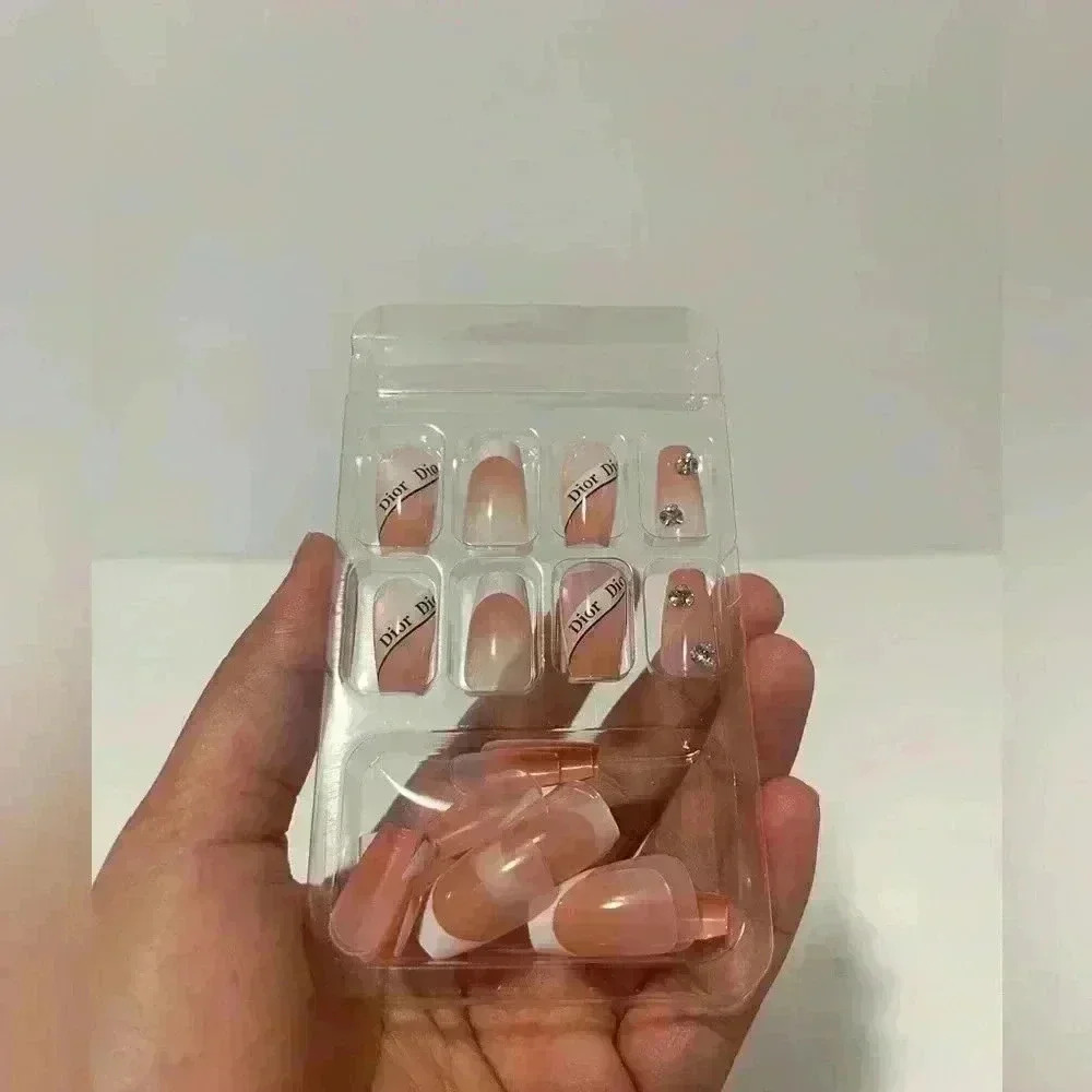 Designer press on nails - Picture 3 of 4